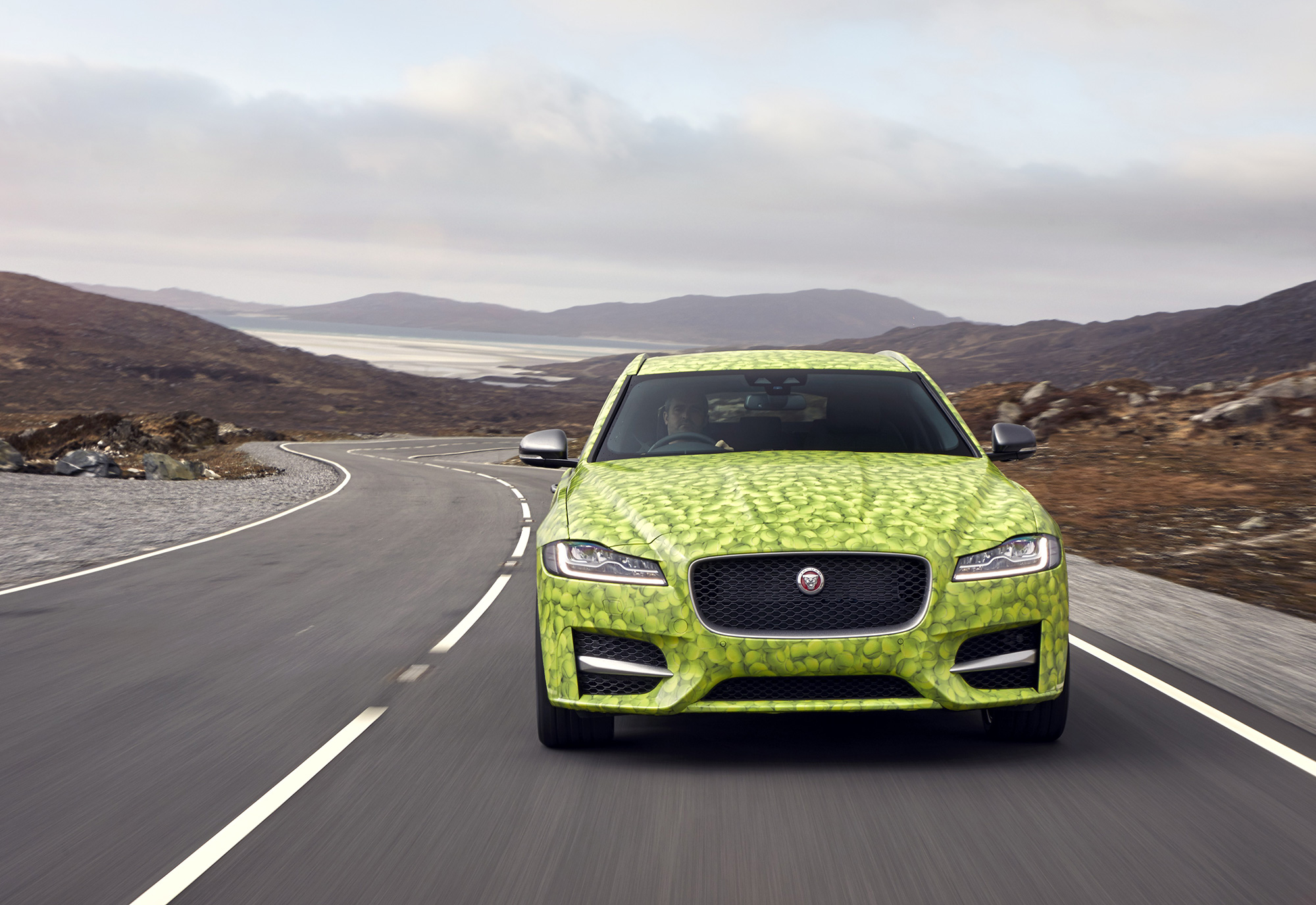 Jaguar_XF_Sportbrake_Tennis_Camo_170517_02.jpg