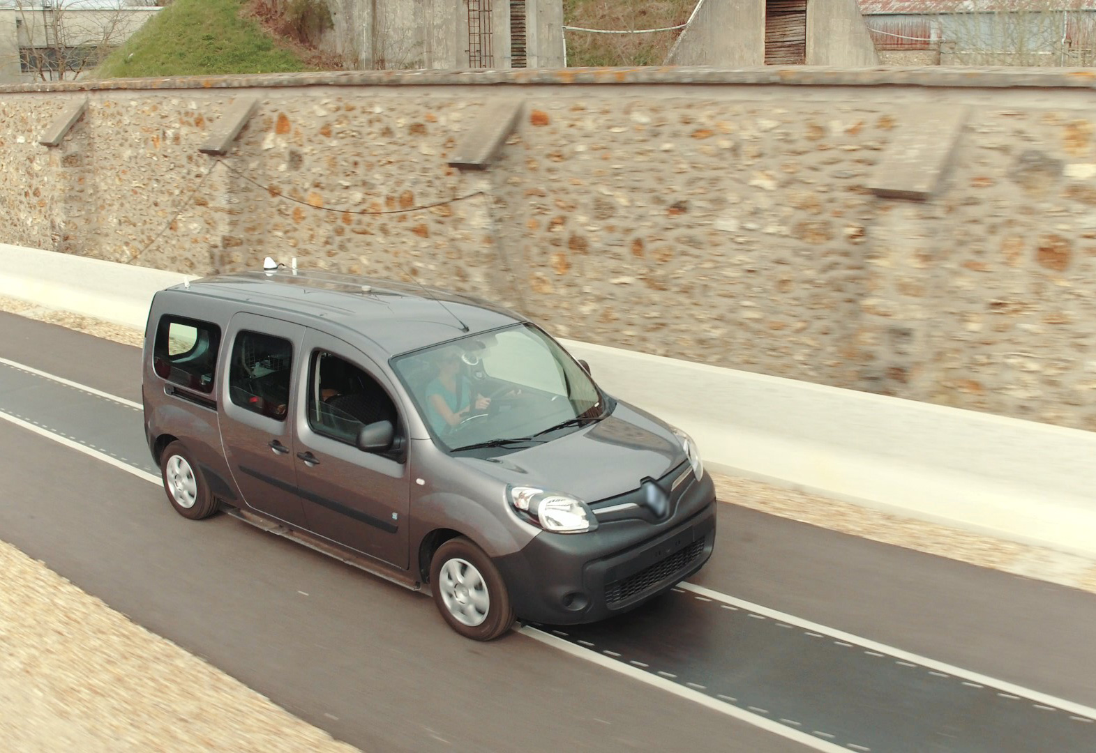 RENAULT-KANGOO-Z.E.-A-FUTURE-OF-NEVER-PLUGGING-IN-ELECTRIC-VEHICLES-180517-(3).jpg
