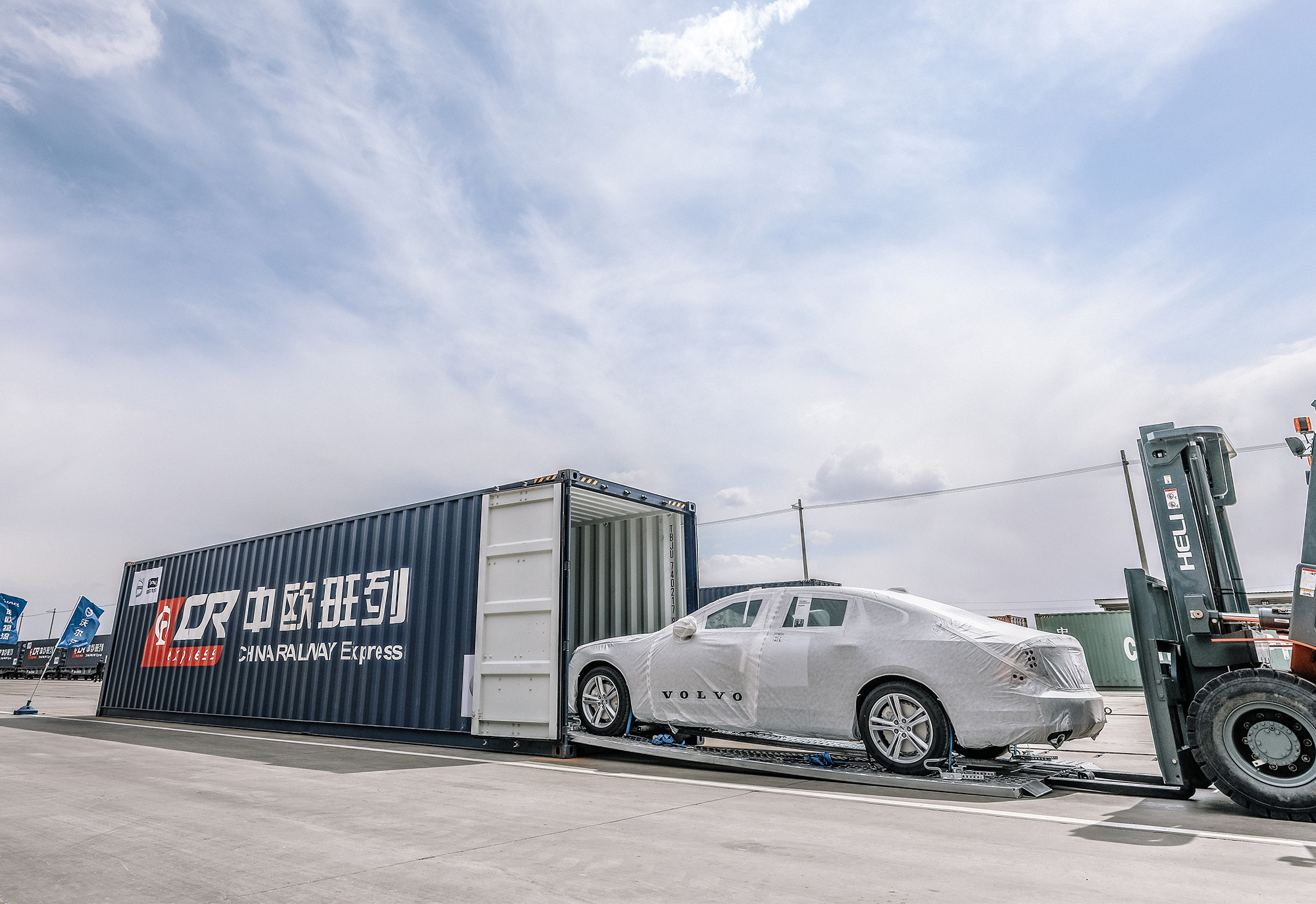 208623_First_China_built_Volvo_S90_sedans_arrive_in_Europe_via_ground_breaking.jpg
