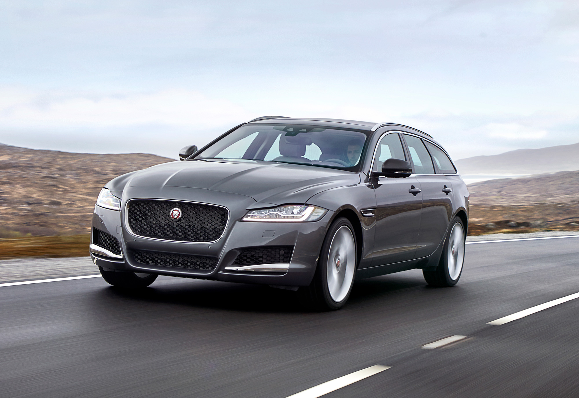 Jaguar_XF-Sportbrake_Location_Exterior_140617_07.jpg