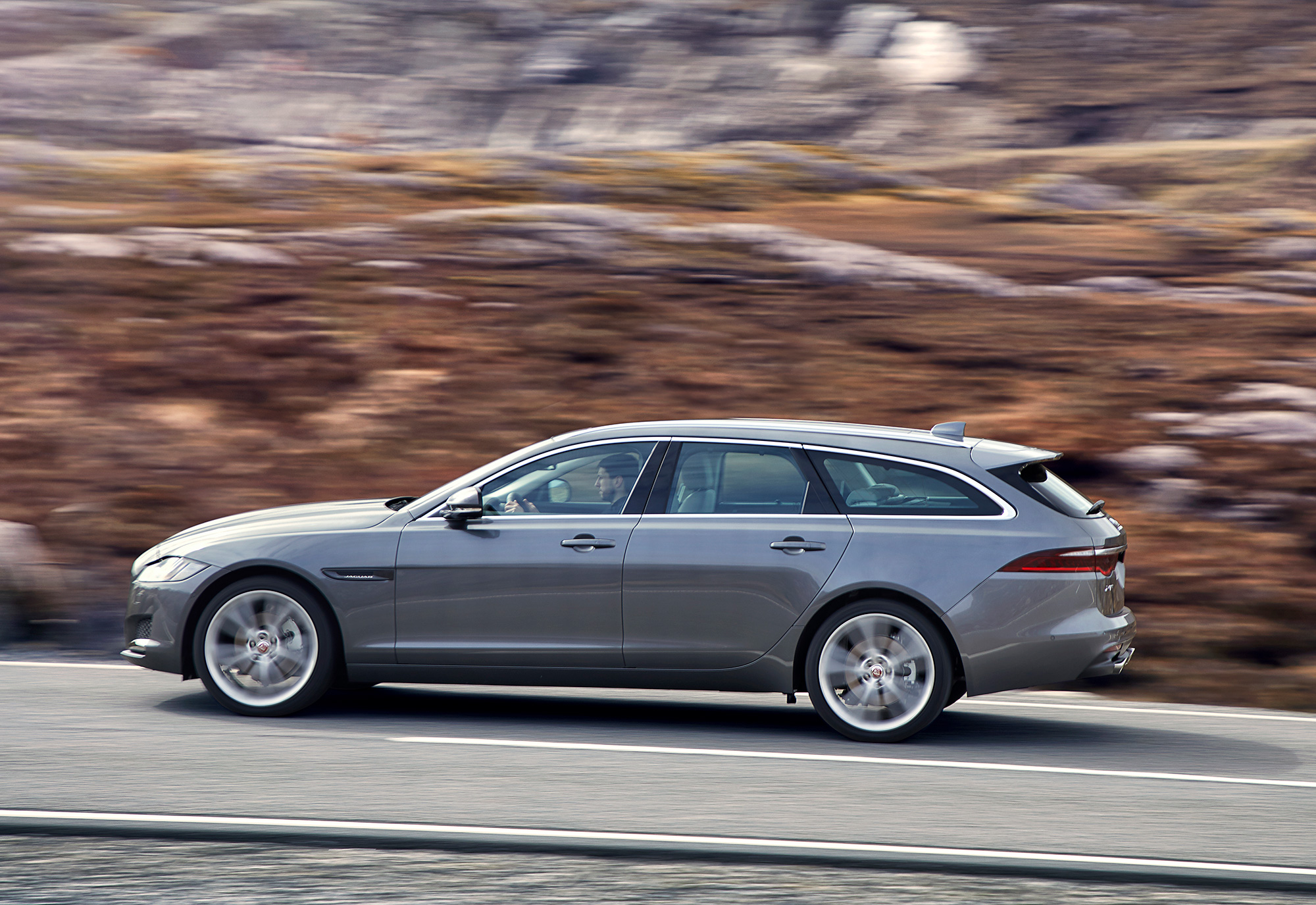 Jaguar_XF-Sportbrake_Location_Exterior_140617_09.jpg