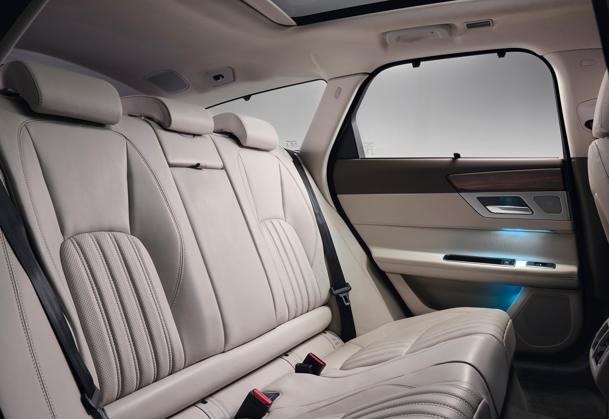 Jaguar_XF-Sportbrake_Studio_Interior_140617_11.jpg