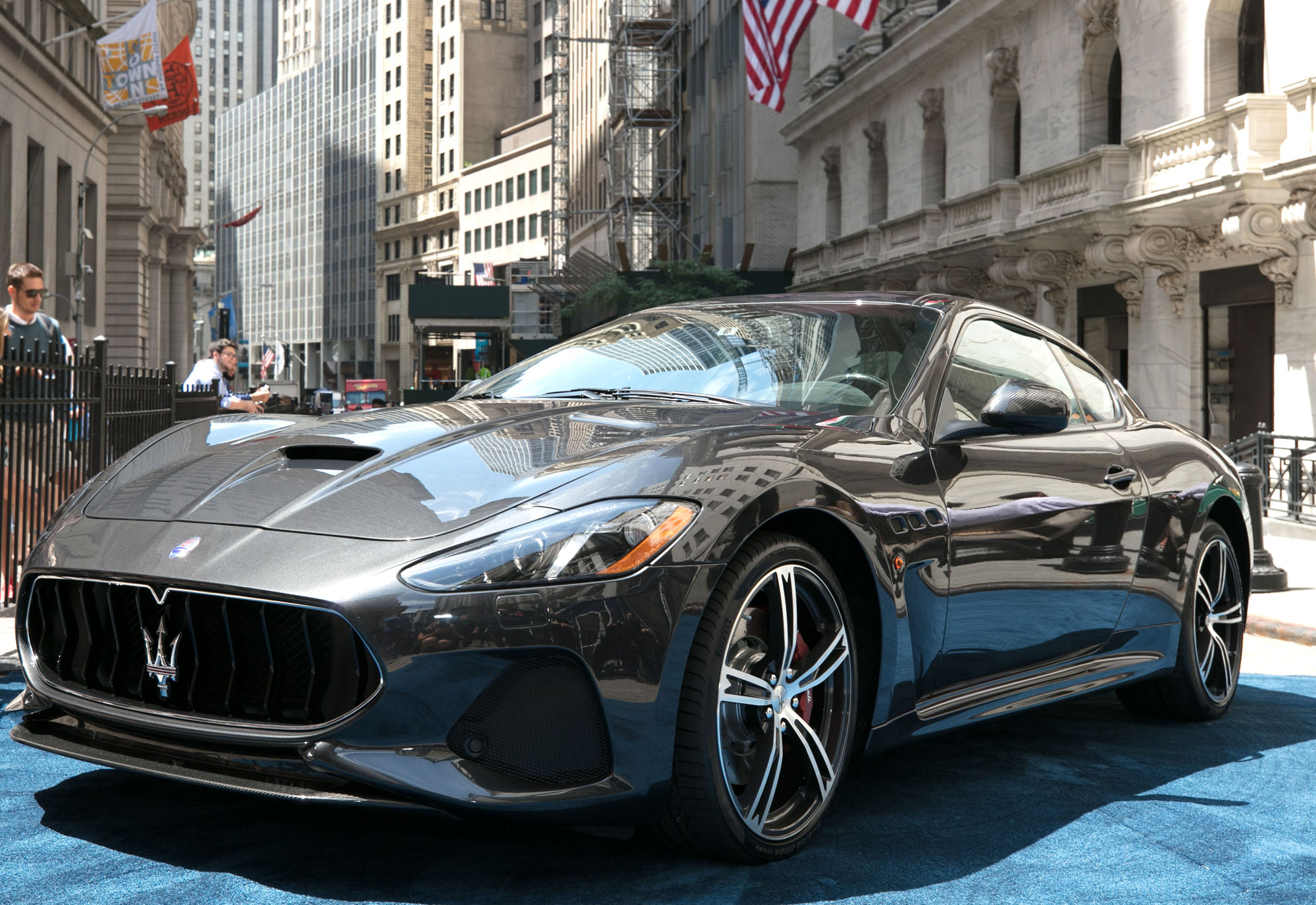 Maserati-GranTurismo-MC-MY18-at-New-York-Stock-Exchange_2017_2.jpg