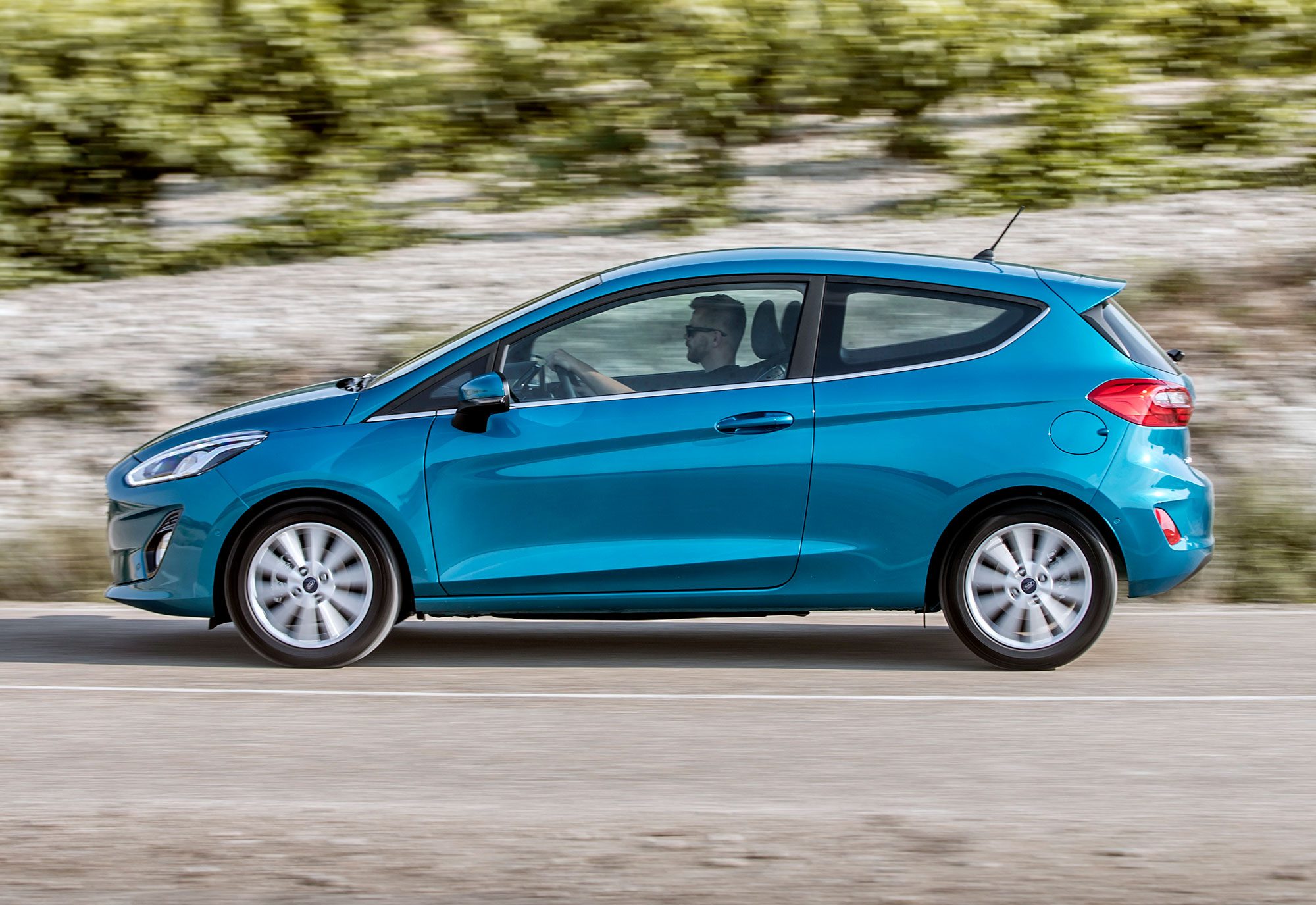 2017_Ford_Fiesta_Titanium_Wave_Blue_074.jpg