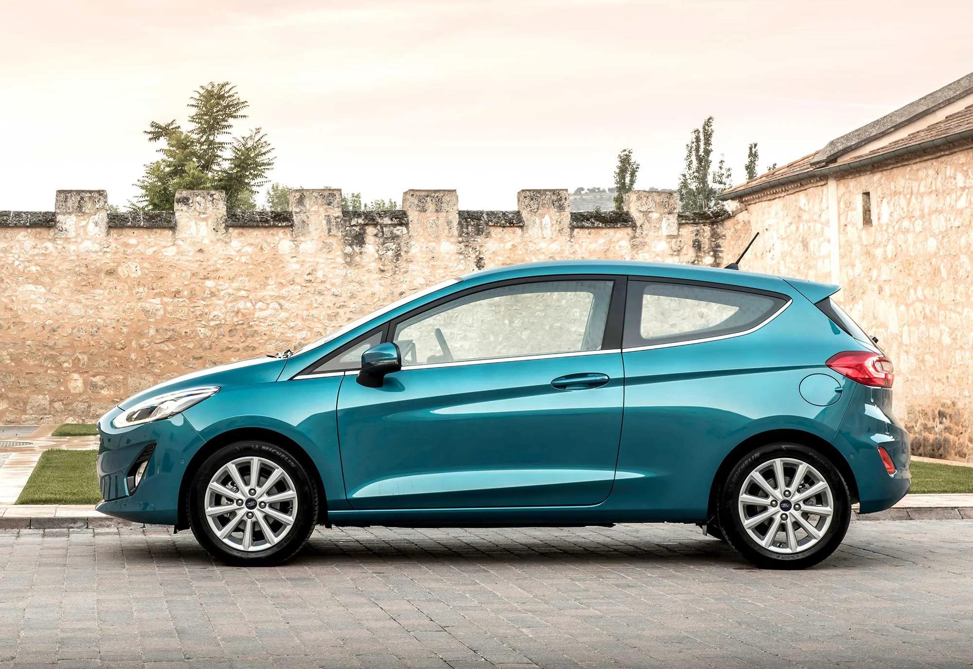 2017_Ford_Fiesta_Titanium_Wave_Blue_066.jpg