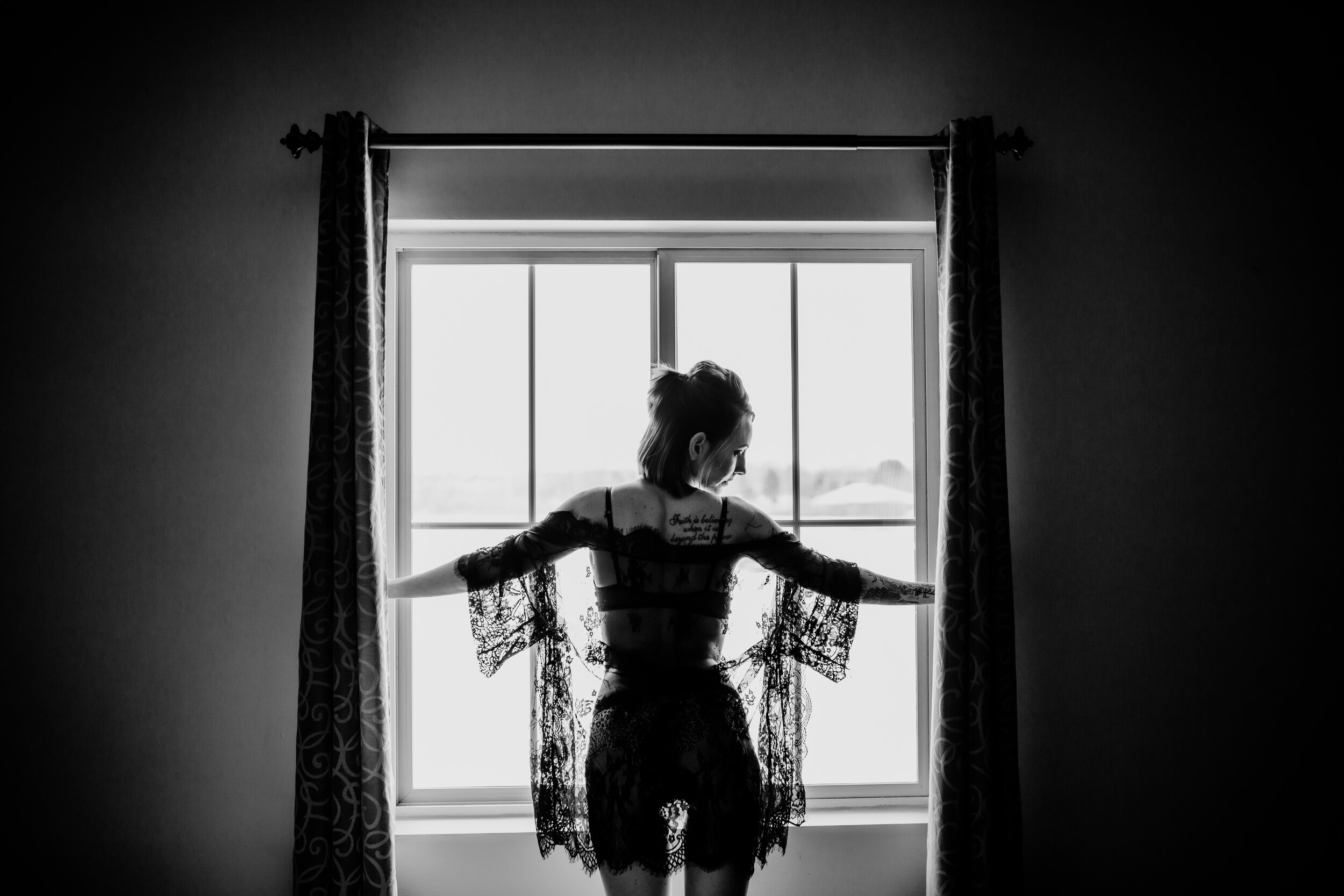 How to Naturally Pose Your Hands In Boudoir Photography - Boudoir  Photography | Napa Valley & Bay Area