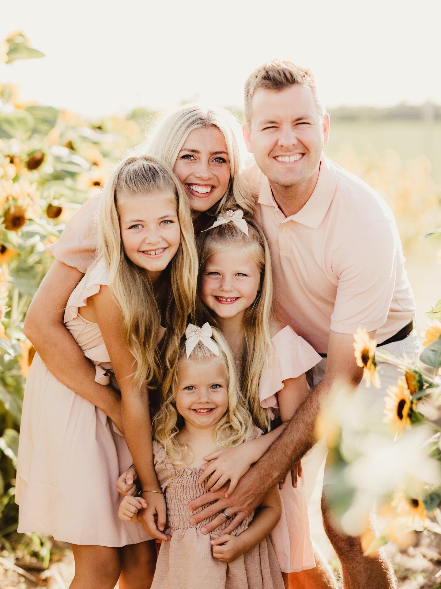 I could not get over the cuteness of this beautiful family! Their littlest miss usually avoids my camera at all costs 😅 but whatever talk they had beforehand this time definitely did the trick. She was ALL smiles and I absolutely love the photos fro