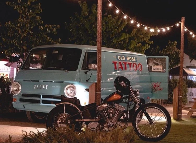 HI 5 MikeDs evo chopper in front of the Old Rose Dodge. Pic by @shadw_jku