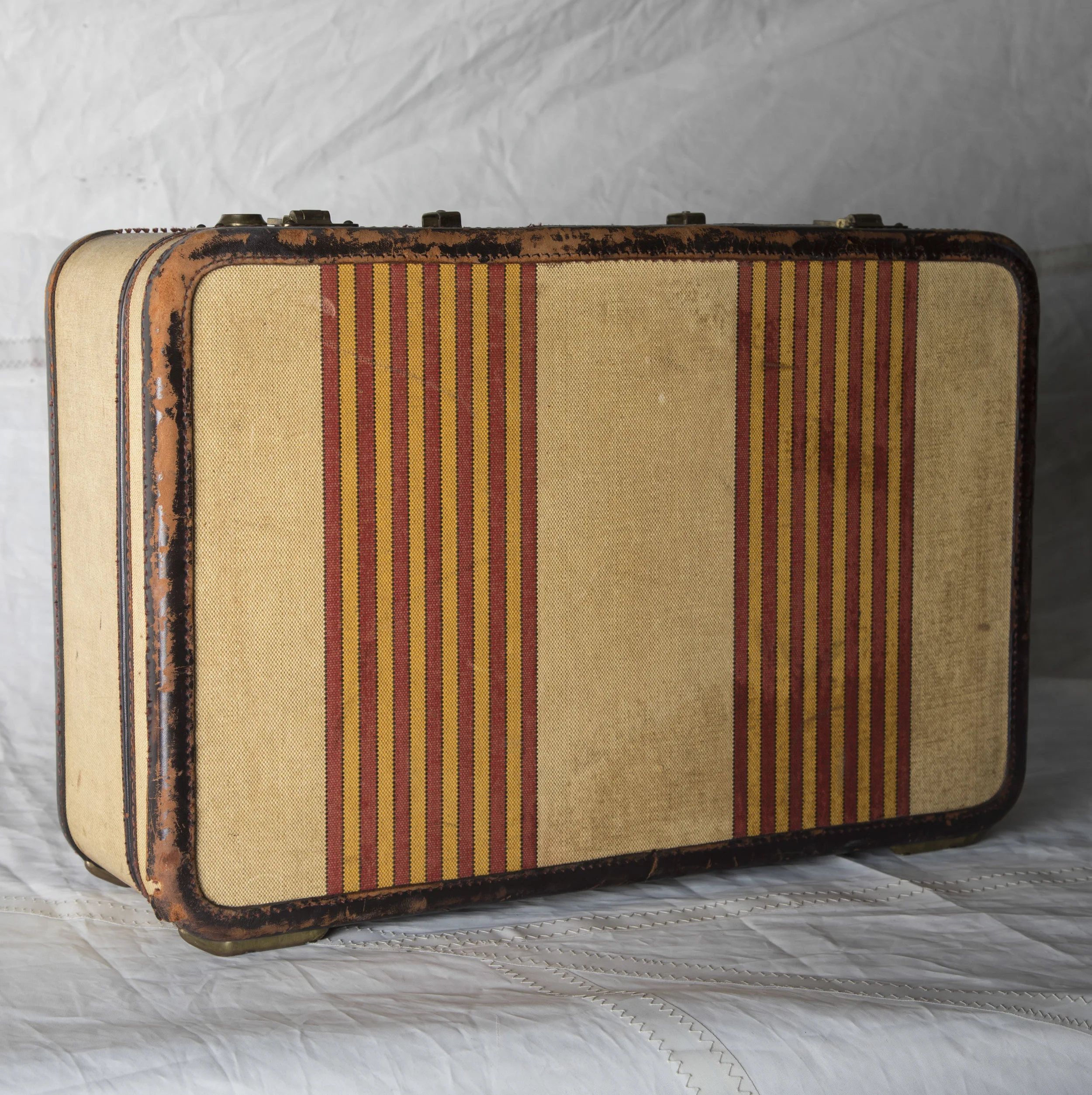 LUGGAGE 04 VINTAGE CREAM W/ STRIPE SUITCASE, NO HANDLE 21" L x 14" W x 7" D