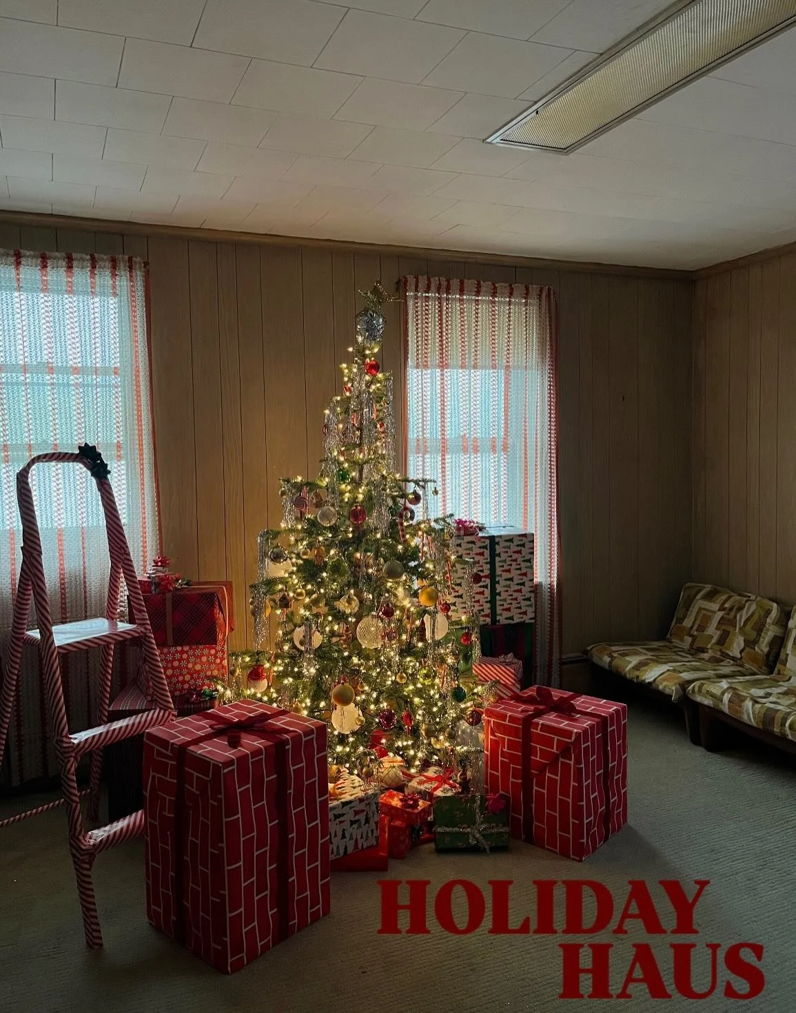 Welcome to Holiday Haus: A pop-up in our Time Capsule Location that is now open for bookings! Come take your holiday photos here with your loved ones, pets, friends, etc. Book your slot in the link in our bio or DM for more info! 🎄🎁⭐️