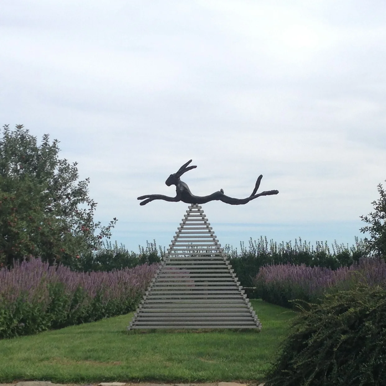  Barry Flanagan, H ell's Bells,  Private Collection 