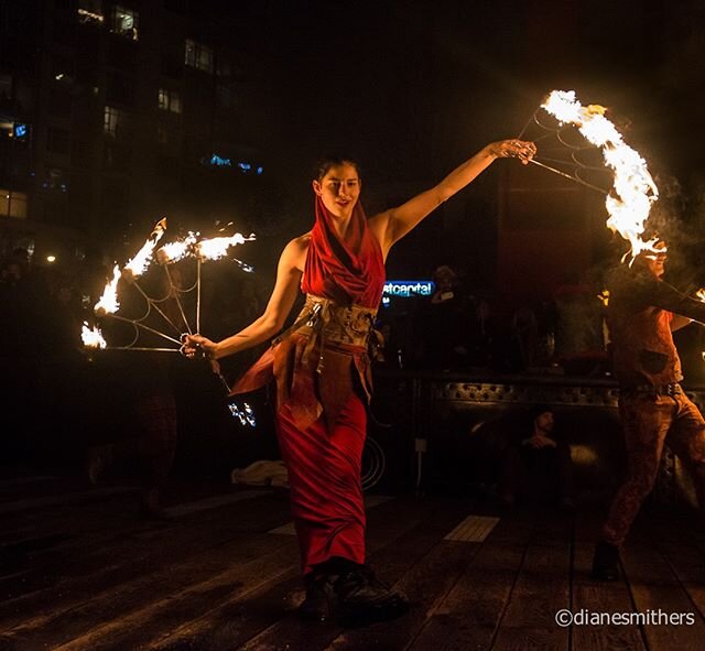 Wrap up your solstice at 9:30 pm with fire performances by @emberartssociety and music by @blocoenergia at the @RoundhouseCC Turntable 🔥
📸: Diane Smithers
#secretlantern #wintersolstice #yvr #granvilleisland #yaletown #fire