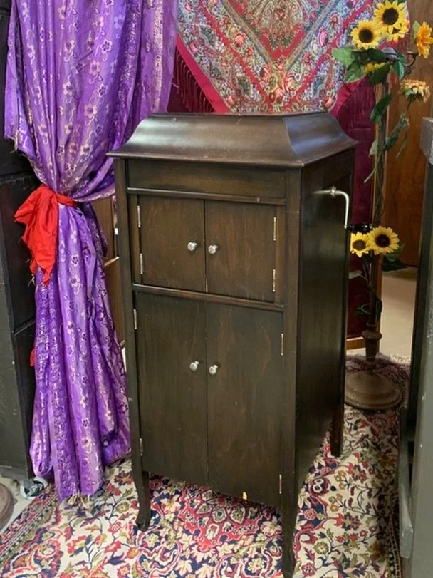 Join us for Secret Tours of Forbidden Spaces! These engaging experiences are part mystery, part storytelling, and entirely unexpected, and each features a themed beverage to enhance your night.
Tour #1: The Louis XlV Champagne Tour
Tour #2: Tea-quila