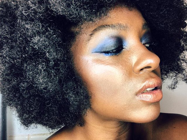 It is better to light a candle than curse the darkness. 💋
.
.
.
.
#teamnatural #naturalhair #danessamyricks #inspiration #smokyeyes #smokyeyeshadow #veganmakeup #veganmakeupshare #vegan #whatveganslooklike #mua #selftaughtmua #afro #berrycurly #resp