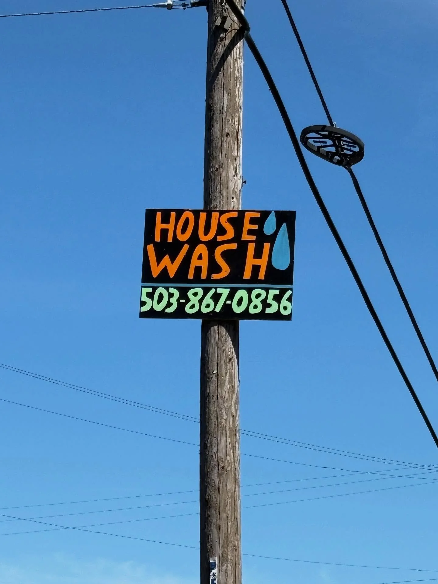 I texted the number on these signs and ended up having a lovely chat with House-Wash business owner and Sign-Painter Landon. Read more over on my substack. 

🔗in my bio 🔗