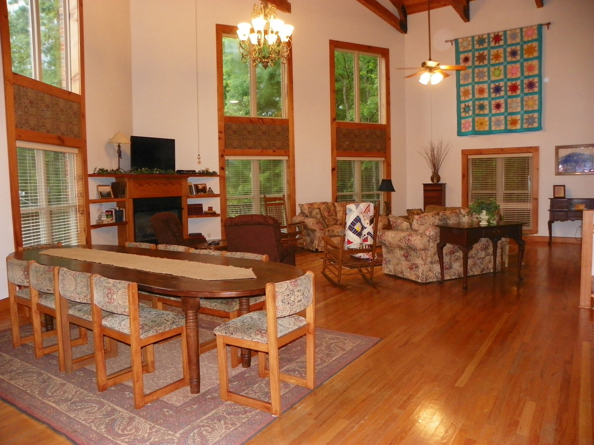 Family-friendly living room at Pointe View Lodge
