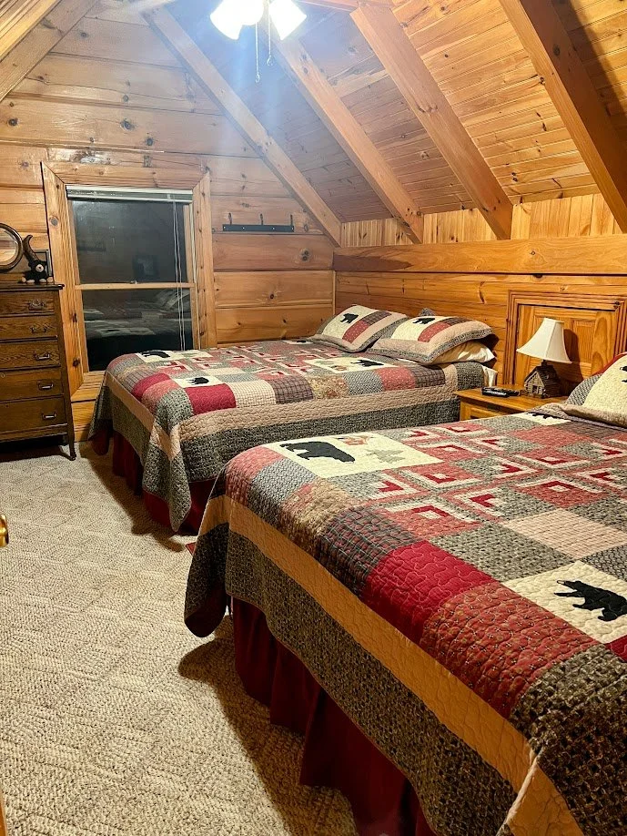 2 beds at Laurel Cove cabin 