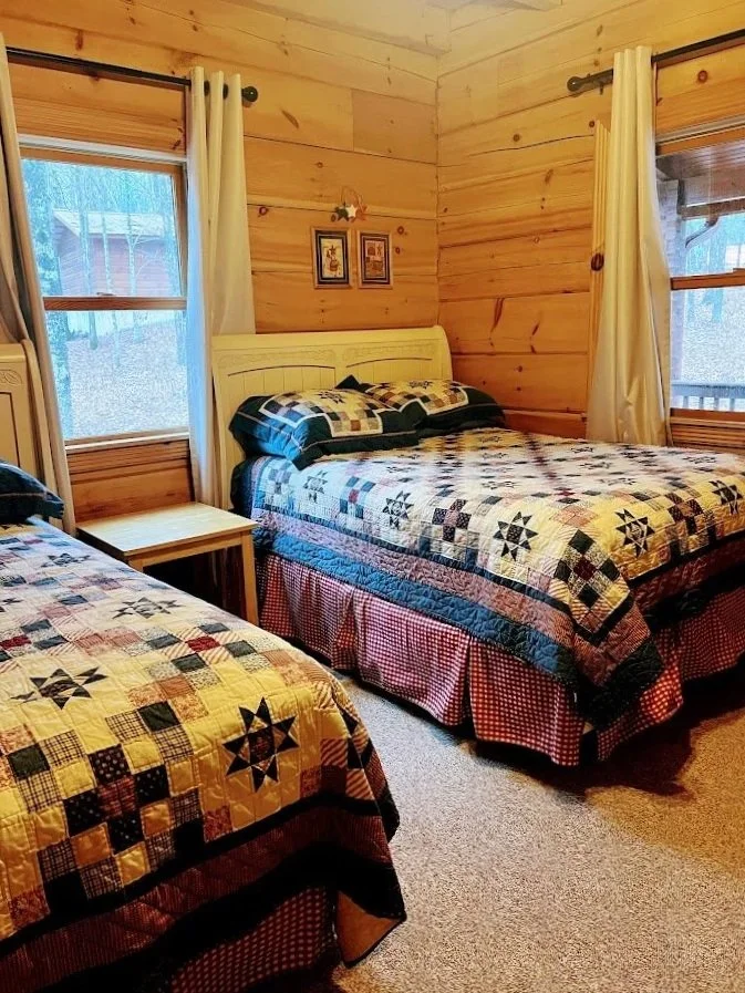  Two full-size beds at Misty Morning cabin 