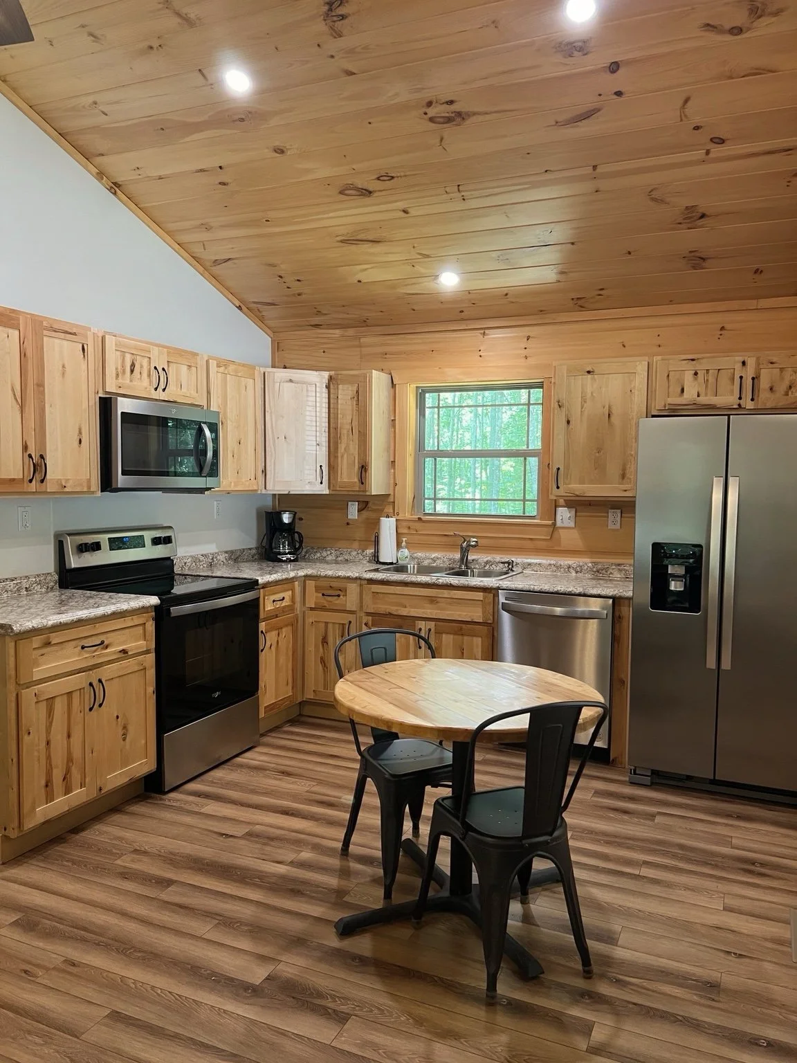  Modern kitchen at Cozy Cub cabin 