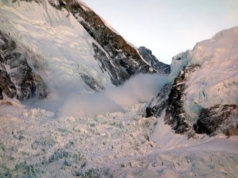 The Everest Avalanche, 18 April 2014, an eyewitness film