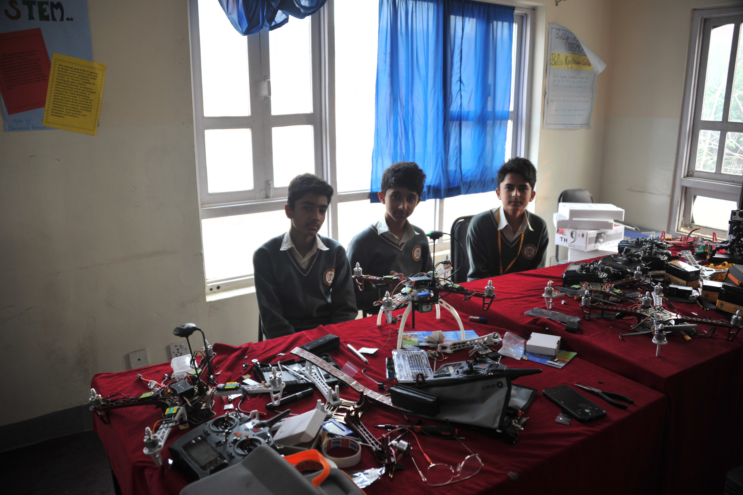 mck nepal 2016 students in lab with drone parts DSC_6426.jpg