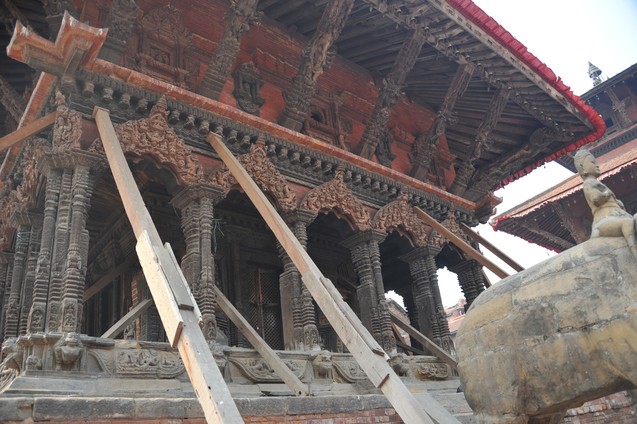 mck nepal 2016 post earthquake temple shored up DSC_6279.jpg