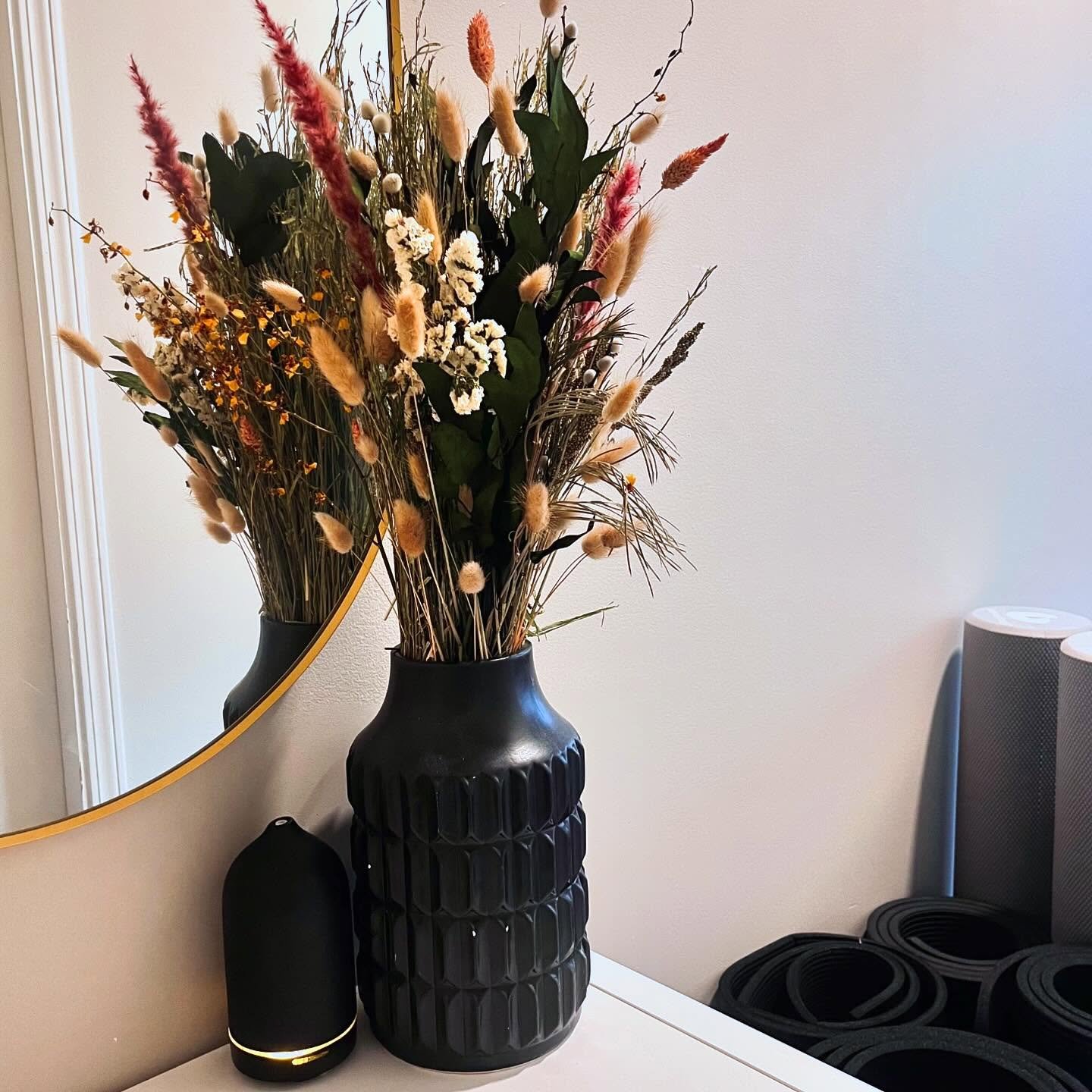 Bring balance and tranquility to your day. Get in your body and out of your mind to get grounded and centered. Do more of what you love! 🧘 💐

#Pilates #movementistherapy #flowersmakemehappy #studiodecor #calmyourmind #sweat #exercise 

Do more of w