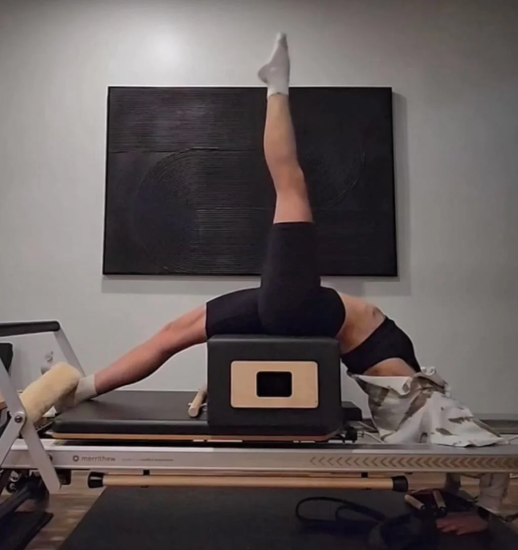 Your spine and hips will thank you for this! 😌
Opening through the front line of the hip, lengthening the iliopsoas and rectus femoris while keeping the pelvis stable. This stretch helps restore hip extension and balance for smoother, stronger movem