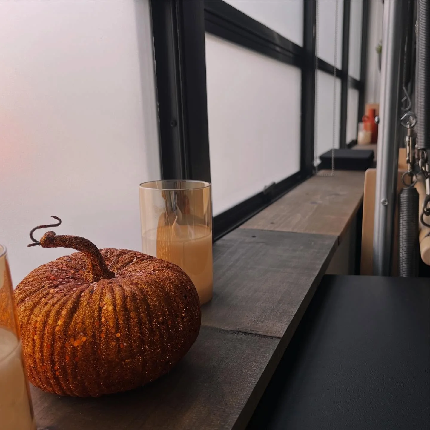 Fall energy: slower mornings, steadier routine, stronger body. A great time to move your body and get back into daily movement. 
Energy follows consistency. 🍂🌻