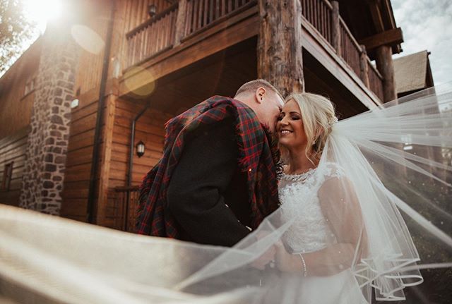 I know, I know, too many posts but how can I not share this moment 😭 the veil, the sun flare, the perspective of the wooden lodge leading your eye to this gorgeous couple - and most of all, the genuine smile that holds so much emotion; happiness, se