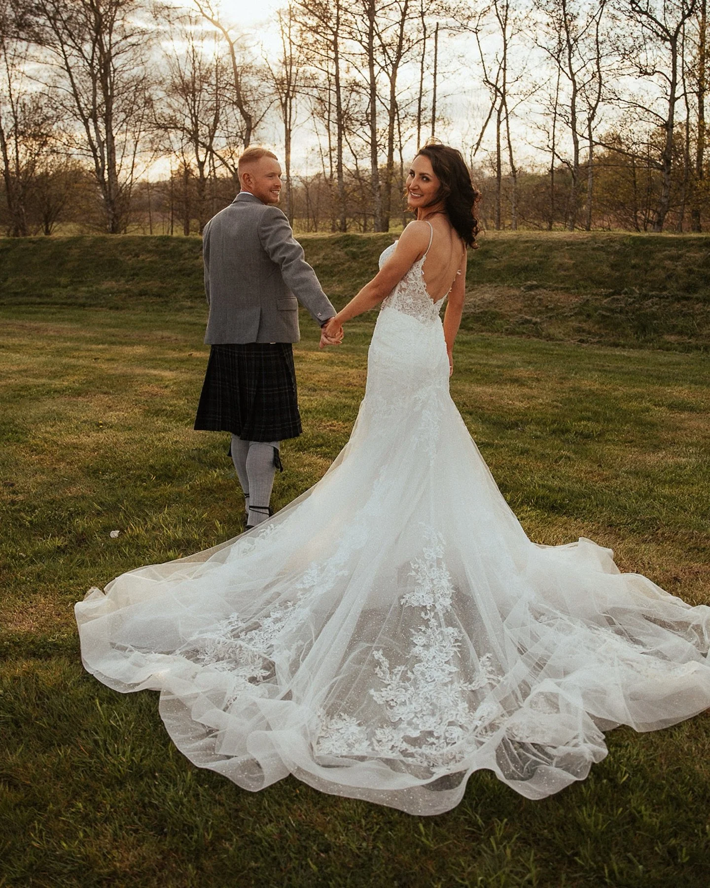 🍃The world seemed to fall away as they wandered through the meadow, fingers intertwined, smiles too big to hide. Her dress floated like a dream behind her, and every step felt like writing a new page. The rustic charm of the wooden barn @silverwoodr
