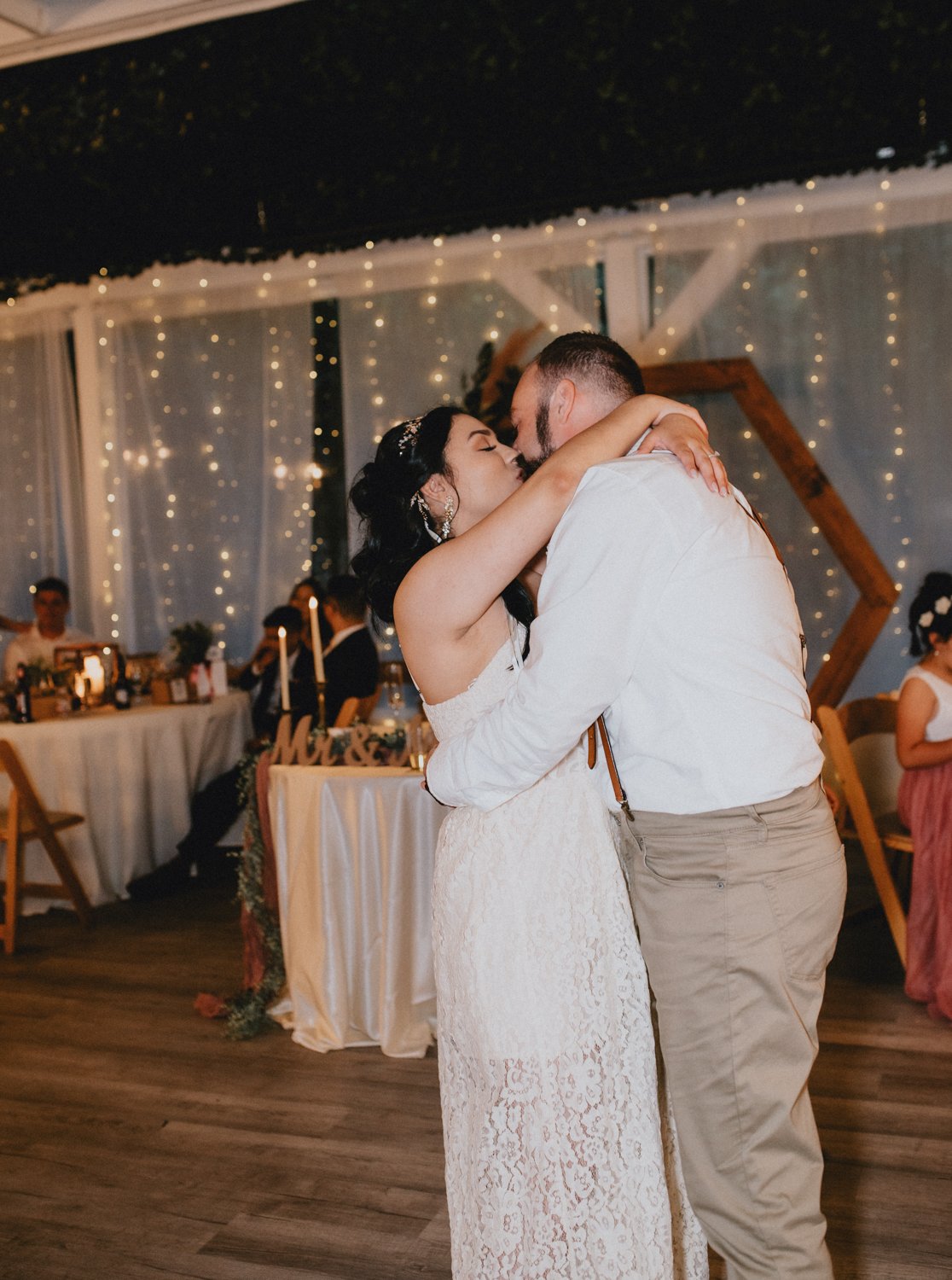 lagronewedding-kaylaandjarrett-houstonwedding-texasweddings-bride-groom-weddingdress-hodgepodgelodge-weddingvenue-loscastrophotography-111.jpg