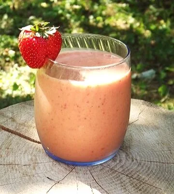 Strawberry Carrot Smoothie with Flaxseed Oil