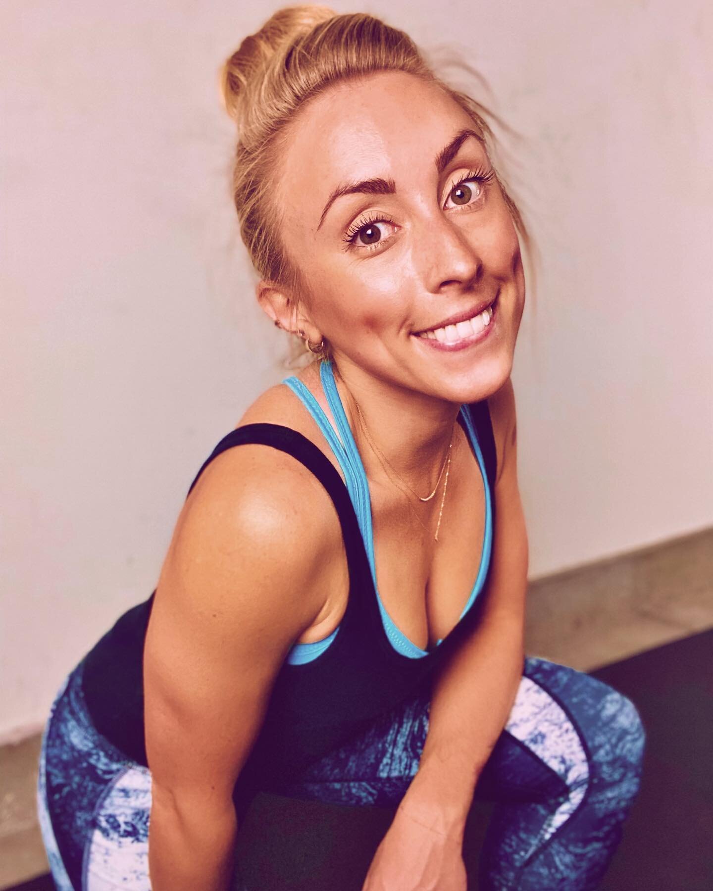 CHEESIN 😁 thinking about how lucky I was to have so many positive experiences with physical activity/exercise growing up. Moving regularly *and in ways I enjoy* has always been a part of my life.
🤸🏼&zwj;♀️Dancing was my first love
🏃🏼&zwj;♀️We ha