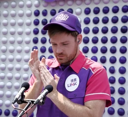 EliBishopClapping.png