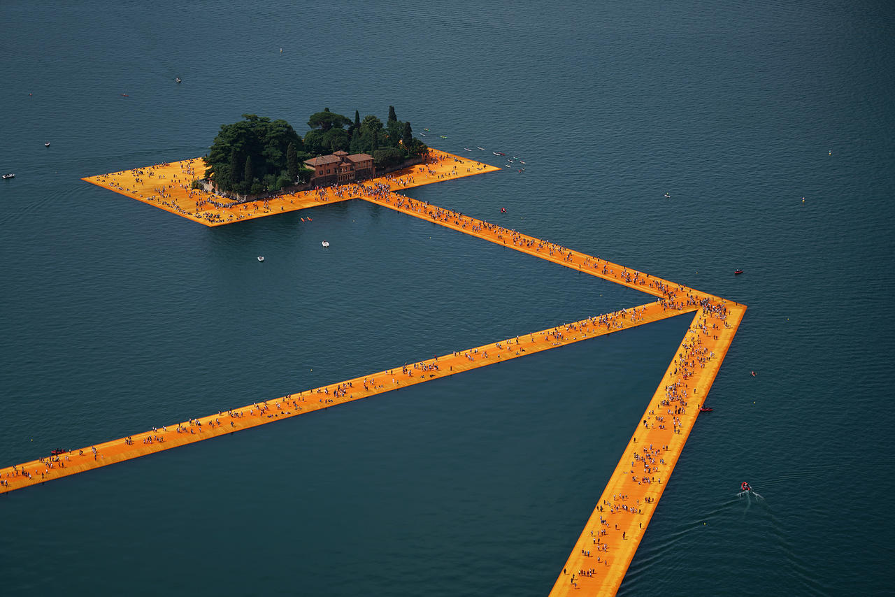 Christo and Jeanne-Claude, The Floating Piers , Lake Iseo, Italy, 2014-16 Photo: Wolfgang Volz © 2016 Christo