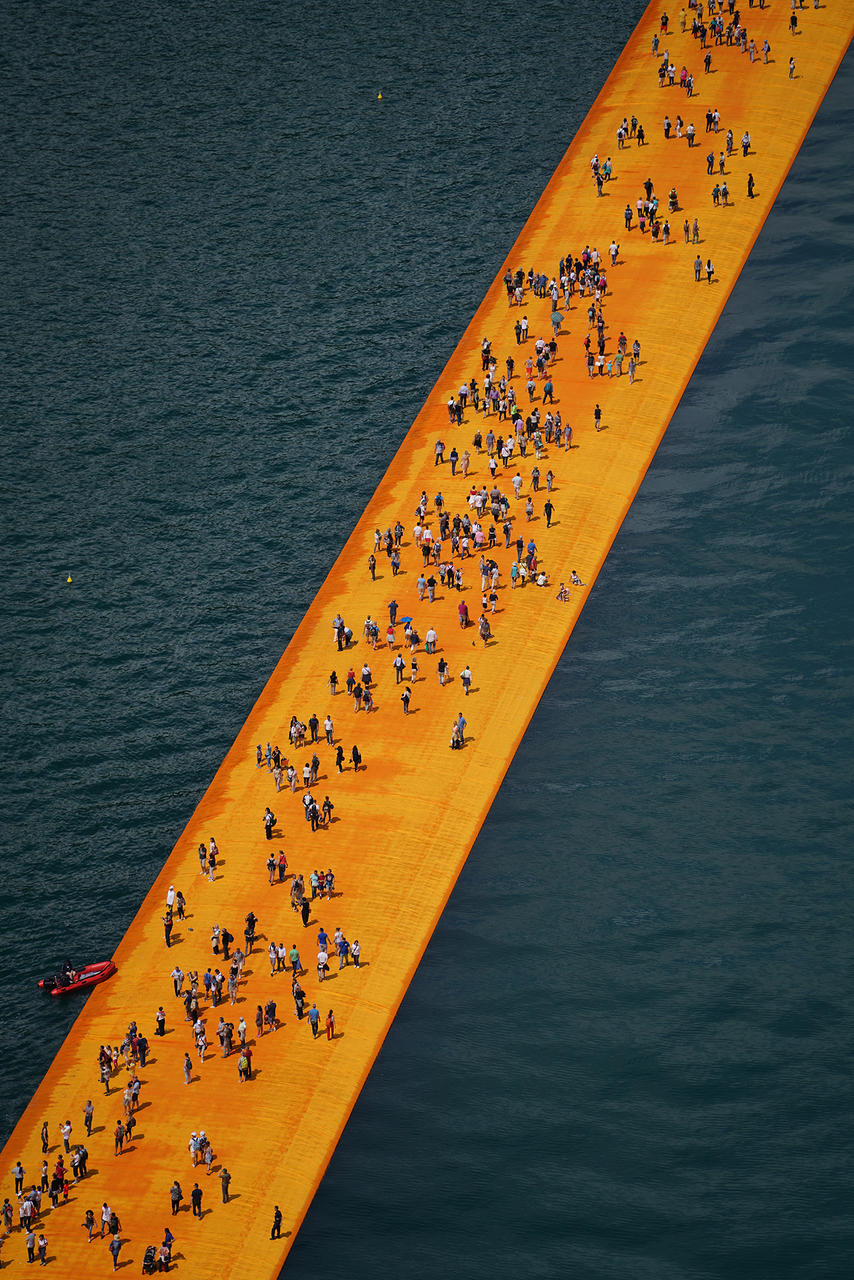 Christo and Jeanne-Claude, The Floating Piers , Lake Iseo, Italy, 2014-16 Photo: Wolfgang Volz © 2016 Christo