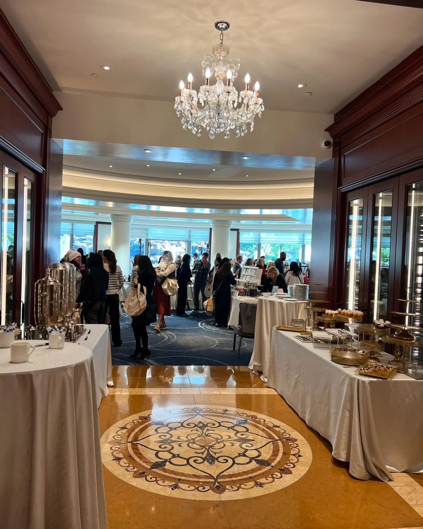 🎄✨🎶 Starting the holiday season on a high note at the Viewpoint School Holiday Boutique in the beautiful Four Seasons Westlake Village! Thank you @jessmalone11 for planning such a wonderful event and for inviting me! So much joy in the air&mdash;wi