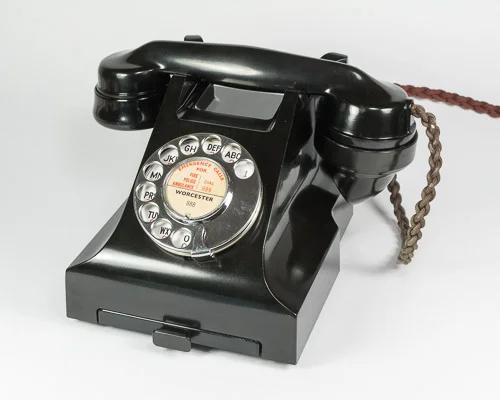 Telefone dos anos 50. Baquelite foi um dos primeiros plásticos popularizados no mundo.