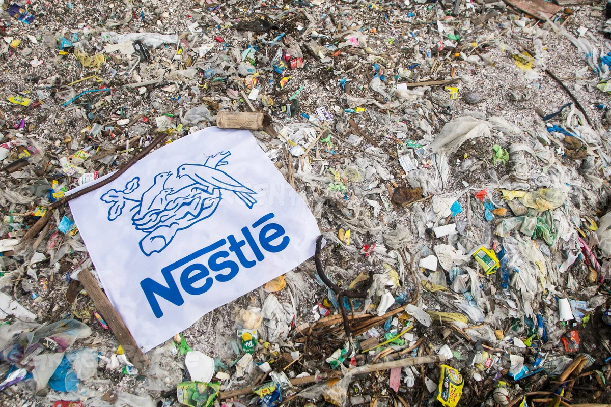 Grandes marcas em lixões, aterros e praias: pesadelo do marketing.