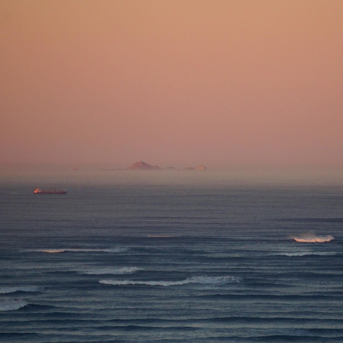 Cold and clear morning, early December

#sf #sanfrancisco #oceanbeachsf #obsf #farallonislands #mttam