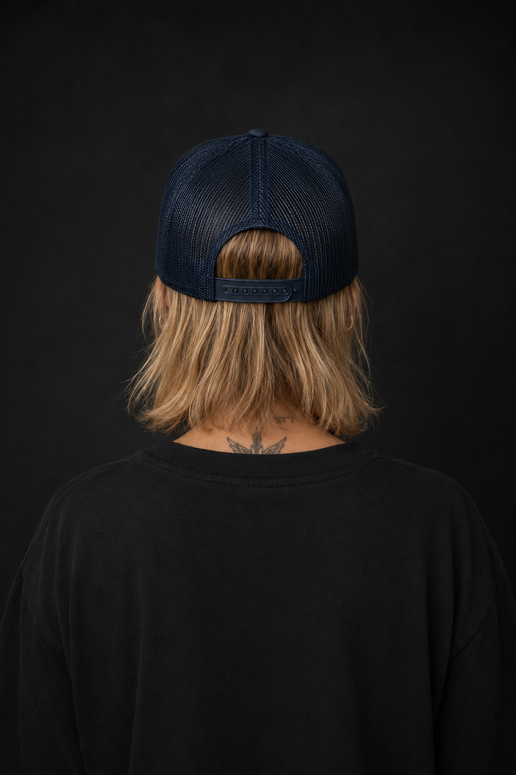 vista posterior com boné trucker azul marinho.png
