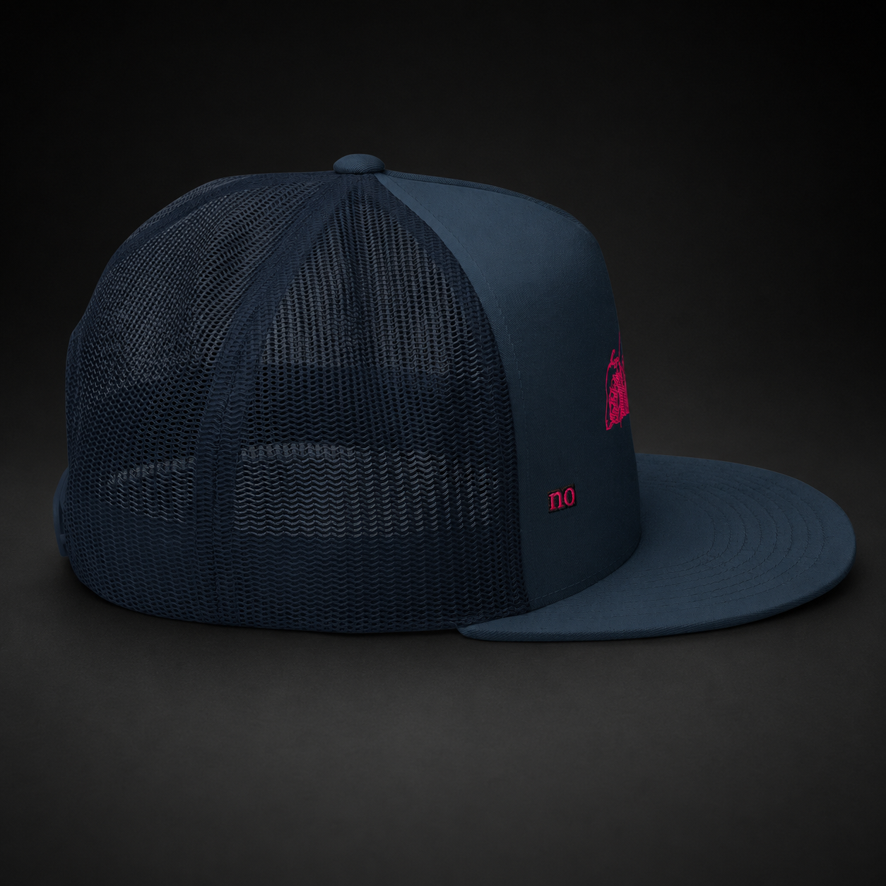 boné de camionista navy noSHBerlin em estúdio escuro.png