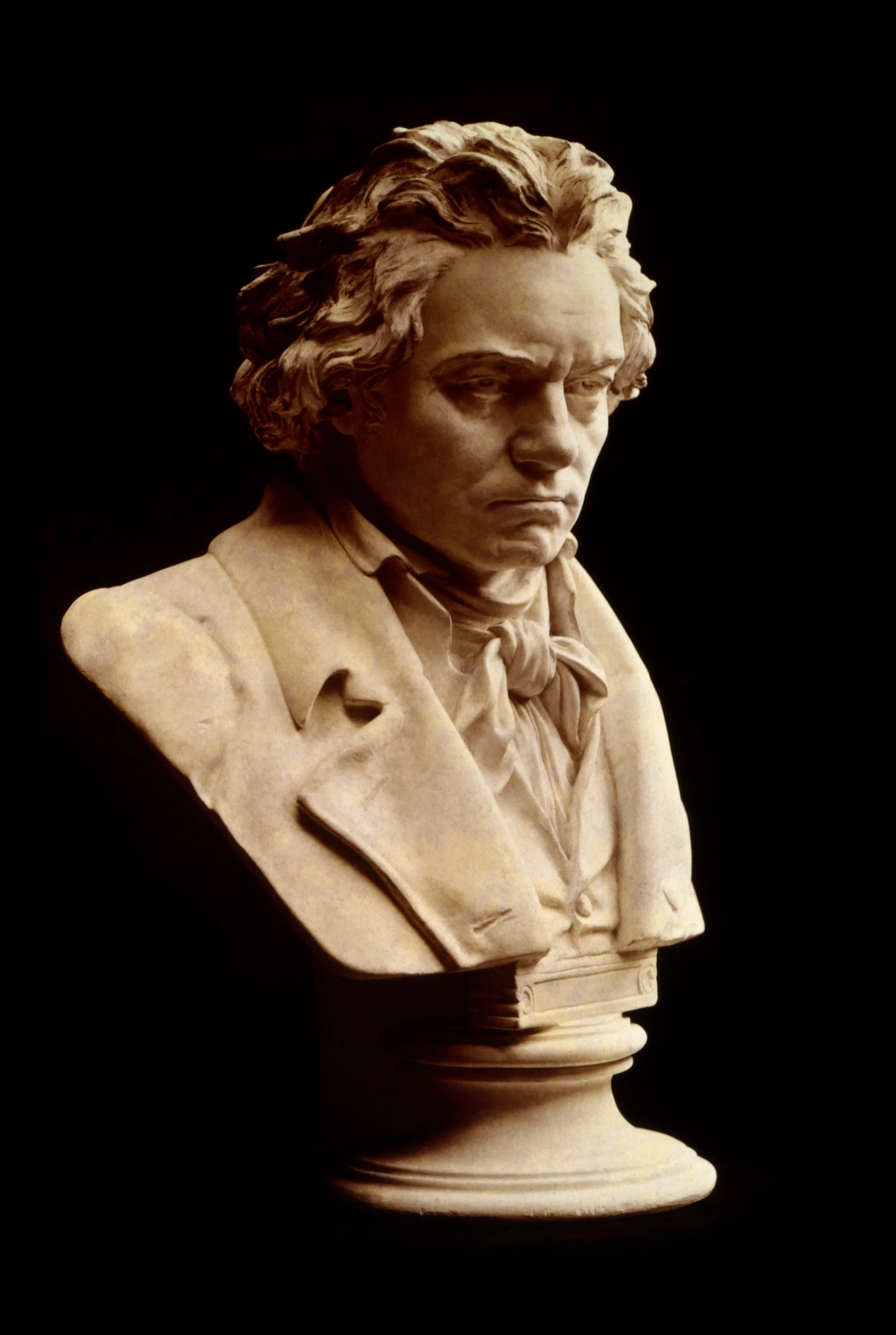 Beethoven_bust_statue_by_Hagen.jpg