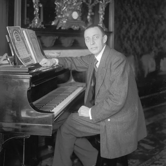 Rachmaninoff_at_Steinway_grand_piano.jpg