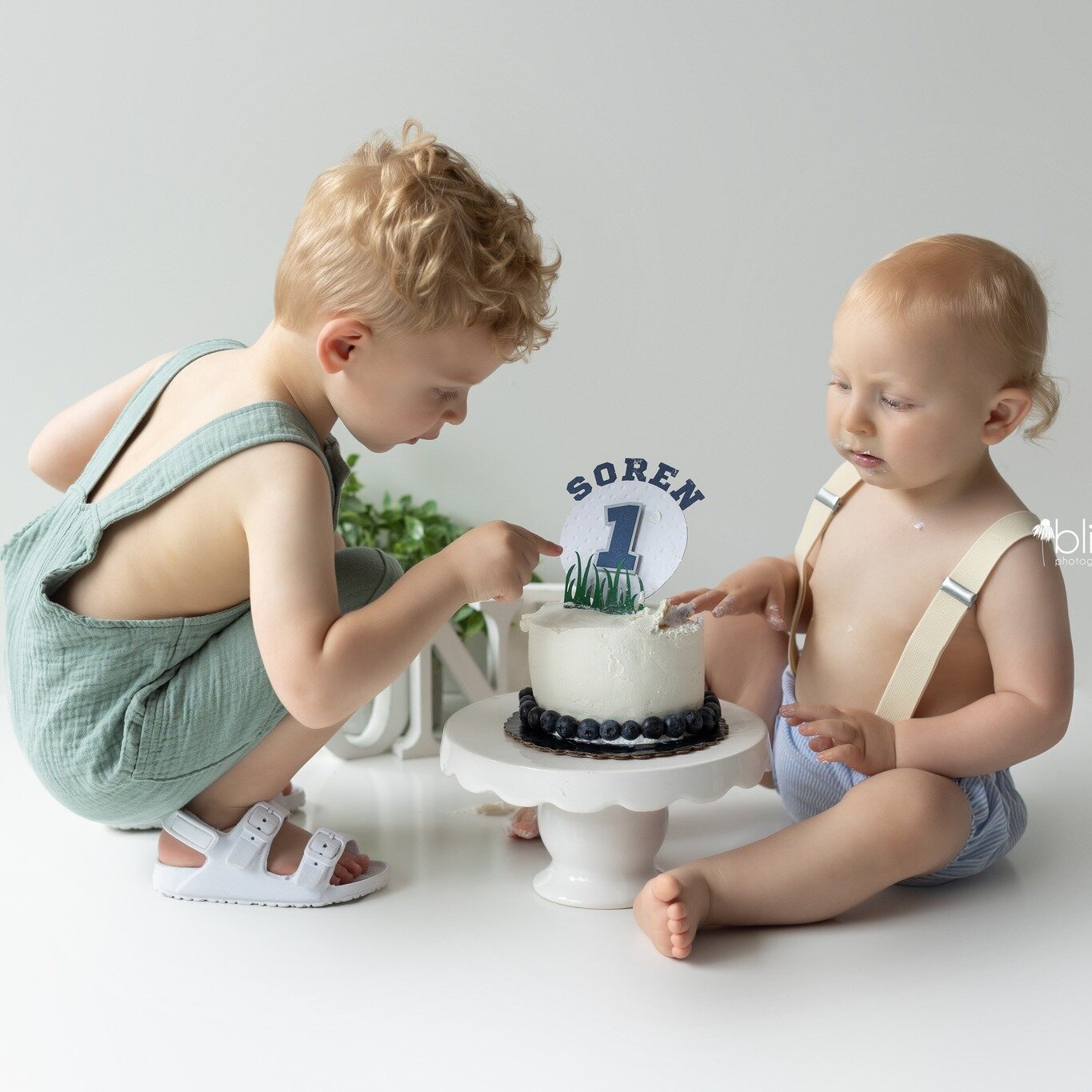 When Soren wasn't all that interested in the cake, I invited his big brother in to try it out. He was a much bigger fan of it! 

#cakesmash #siblings #rochestermnphotographer