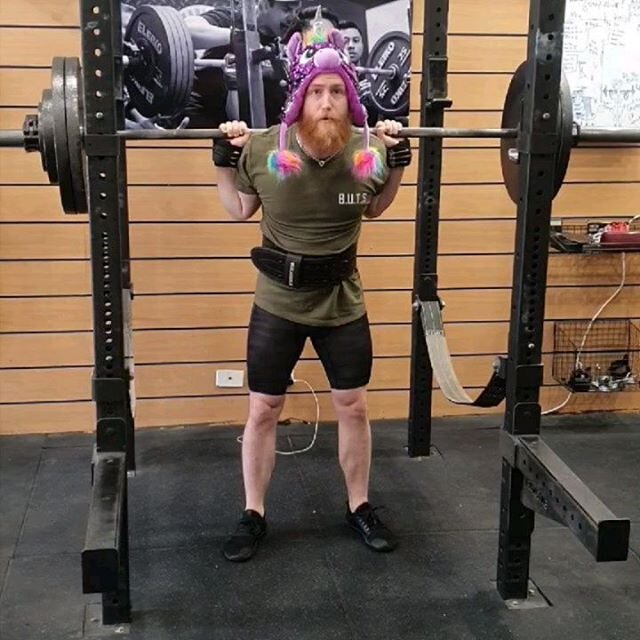 Silly hat monday was in full effect!! Easy 125kg x 3 at 6 RPE 
First time benching 2 plates for sets!!!! 3 x 1 at 100kg!!! Big wins on bench 
@the_sportperformancecoach 
@adonisathleticspaddington 
#exercise #exercisephysiology #adonisathletics #powe