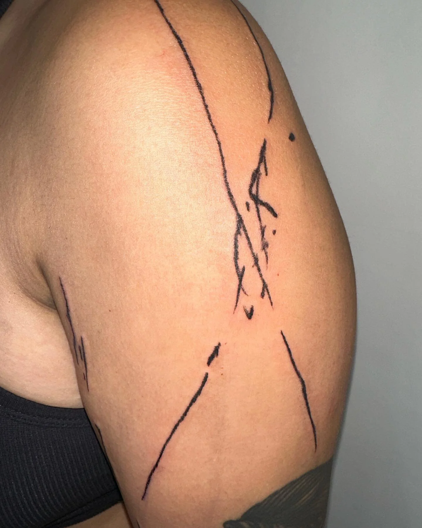 A scratch inside an elevator. Some parts reused. One part enlarged and repeated. 11 straight rl mostly low on an edge. Something neuronal for a connecting blast over for a rad neuroscientist between (and over?) a bunch of amazing @tonybluearms tattoo