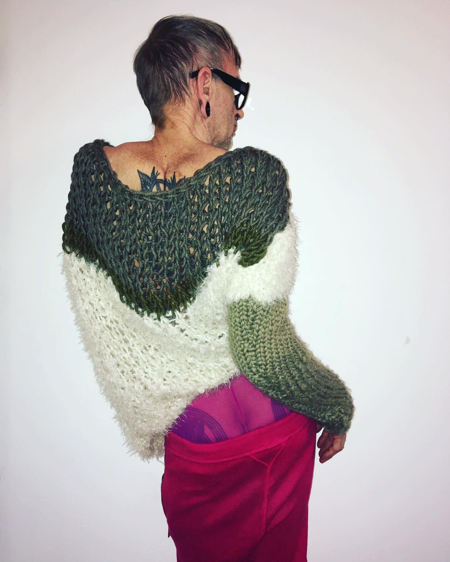 and the last up to now,second version of the low back sweater
#knitting #knitwear #knit #strikeapose #sweater #d&eacute;collet&eacute; #backside #lowback #pose #queer #queerknit #queerknitter #queerknitters #queerinstagram #queerme #gay #gayguy #inke