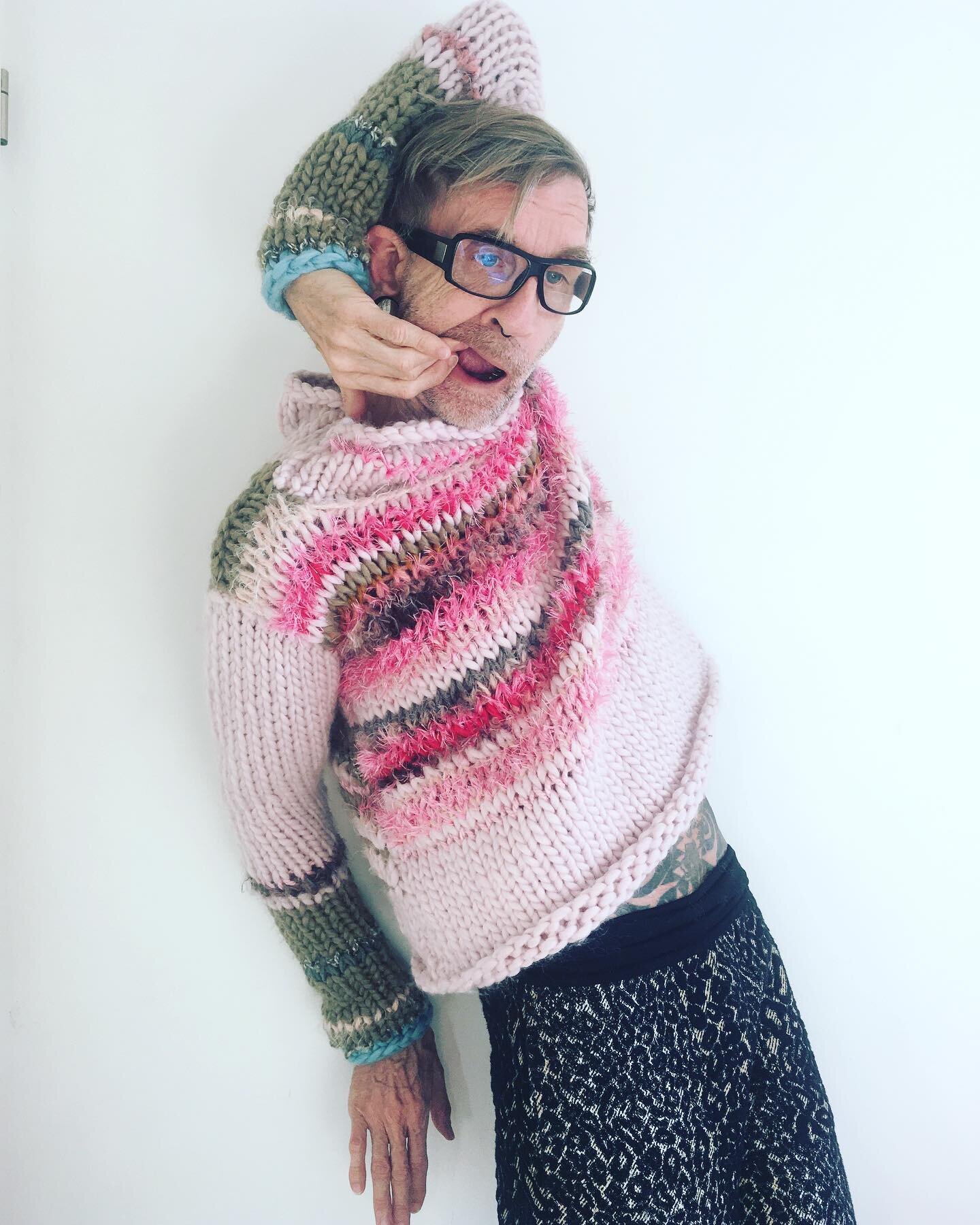 reading lips #knit #knitting #knittinglove #knittinginstagram #knittingguy #colorful #pink #colorstudy #strikeapose #readmylips #queer #queerfashion #beaman #malefashion #gender #grrrr #fckgenderroles #growingupshy #gay #gayguy #queerartist #portrait
